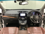 車内は光触媒抗菌消臭施工済です。インパネ周りはスタイリッシュなデザインで機能や装備も充実しています。グローブボックスやカップホルダーのほかにトレーなどたくさんの収納スペースが付いています。