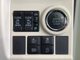【両側パワースライドドア】スマートキーや運転席のスイッチで後席両側スライドドアの開閉が可能♪電動だから力を入れてドアを開ける必要が無く、小さなお子様でも簡単に開け閉めでき快適です♪