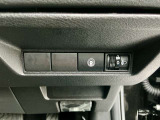 セーフティ・シールドスイッチを装備!インテリジェント LI(車線逸脱防止支援)などの運転支援機能をON/OFFできるスイッチです。車線からはみ出しそうな場面で運転操作をサポートし安心感のあるドライブを支えます