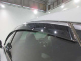 クルマと一体感がある.デザインのプラスチックバイザー 雨の日でも車内の換気ができます。