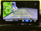 後方確認をサポートする画面表示に加え、駐車時の目安となるガイド線も表示。周囲の状況を確かめながら、落ち着いて車庫入れや駐車操作を進められます。