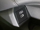 充電用USBジャックも装備!iPhoneはもちろん少しアンペアが高めのiPadも充電することが出来ます(運転しながら充電できます)