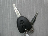 ドアの開錠施錠はキーに付いたスイッチで行います 鍵穴にキーを差すこともなくなるので鍵穴付近の小傷も付かなくなります