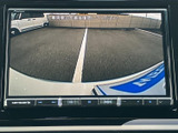 車両後方の様子を画面で確認でき、駐車時の周囲確認をサポートします。路面や白線の位置も見やすく、駐車スペースへ車を寄せる際や後退時の確認に活用いただけます。