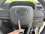 握りやすい形状のステアリングが運転席前に配置され、正面にはエアバッグの表示が見られます。周囲のメーターやダッシュボードとの位置関係もつかみやすく、運転席に座った際の視界がすっきりしています。