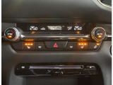 左右独立式フルオートエアコン付き!運転席・助手席にはシートヒーターがあり、ステアリングヒーターも付いております!
