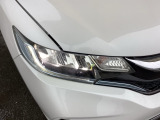 明るく白い光のLEDヘッドライトにより、夜間でも遠くまで見通しやすく、安全性が高まります。