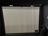 【格納式リヤドアサンシェード】 後席に乗る方の日差しのまぶしさを軽減します。