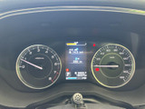 左右のメーターと中央の表示部で、運転に必要な情報をまとめて確認できます。数字や表示が見渡しやすい配置で、走行中も視線を大きく動かさずに把握しやすい構成です。