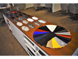 カラーサンプル、レザーサンプル共に豊富にご用意しております。お気に入りのカラーを見つけてください。