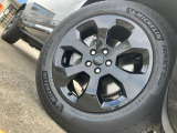 【20インチスタイル6011グロスブラックホイール メーカーop価格￥96000】大口径ホイールが車両の足元を引き立てます。乗り心地は損なわれず快適なドライブが楽しめます。