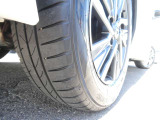切削光沢デザインの純正アルミホイール!タイヤサイズは205/65R16。製造2025年製!