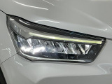 【LEDヘッドライト】現代の主流のライト。明るい光が瞬時に立ち上がり、必要な場所を均一に照らします。寿命も長く省エネで、スタイリッシュなデザインです♪
