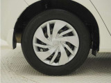 ◆純正ホイール装着車◆シンプルなデザインのホイールキャップ付きです。