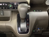 CVT車のセレクトレバーです。低速から高速まで、変速ショックのないスムーズな走りを実現するとともに、エンジン効率のよい領域を維持することで燃費にも貢献します。