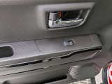パワーウィンドウのスイッチですよ。運転席に居ながら窓を開け閉めのコントロールできます。