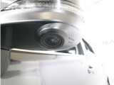 助手席側で見えにくい左前方の映像を、車内のマルチファンクションディスプレイに映し出します。前方への駐車や左寄せ、狭い道でのすれ違いなど、さまざまなシーンで安心して運転できる便利な機能です。