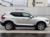 シンプルながら、ひと目でXC40と分かる存在感。