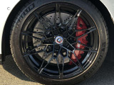 BMW純正アルミホイール。洗練されたデザインで、足元の個性を引き立てます。