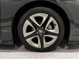 タイヤサイズは215/45R17アルミホイールです。