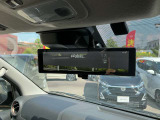 【スマートルームミラー】バックドアについてますカメラと連動して、後方の映像がルームミラーに映ります。