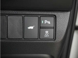 ラゲッジスペースへ荷物を出し入れする際に、予約クローズボタンを押しておけば、車から離れることでテールゲートが自動でクローズする「予約クローズ機能」がついたパワーテールゲートが付いております。