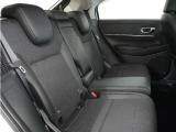 2列目ベンチシートです!フラットで乗り降りがしやすく、足元の広さも十分で座りやすいシートです。