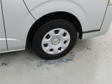 装着タイヤサイズは、195/80R15です。