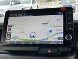 地図上に現在地や周辺の道路が表示され、目的地までのルート確認に役立ちます。画面内に操作項目が整理されており、行き先の設定や地図確認をスムーズに行えるのも便利です。