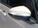 ◆ドアミラーウインカー◆ドアミラーにウインカーを装備しています。対向車に自身の進行方向を合図し安全に運転できます。