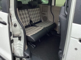 前席との距離や荷室長を左右で別々に調節できるスライドシートを標準装備しております。操作は荷室側からも行なえ、19CMのスライドができます。