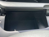 ダッシュボード上部にインストアッパーボックスがあり、収納に便利です。