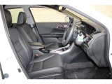 全ての座席で皆様に快適におくつろぎいただけるよう膝周りにゆとりを持たせ、心地よく座れるよう設計されています!!