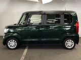 限られたスペースでも、スライドドアなら開閉がスムーズ!隣の車や壁にぶつかる心配がありません。