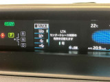 【レーンディパーチャーアラート】道路上の白線(黄線)をカメラで認識、ドライバーがウインカー操作を行わずに車線を逸脱する可能性がある場合、ブザーとディスプレイで注意喚起。