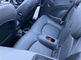 スポーツシートで包み込まれる様な座り心地。長時間の運転もストレスフリーにできます!
