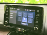 オーディオソースを画面上で選べ、AM・FMやUSB、Bluetoothなどの項目が並びます。使いたい音源を視覚的に探しやすく、日々の移動中も選択しやすい表示です。