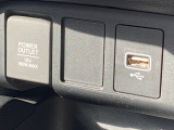 USBジャック搭載しております。純正ナビと連動しているため、接続機器の充電をするとともに音楽再生も可能です!お気に入りのプレイリストを再生して楽しくドライブできますよ!