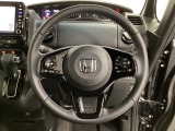 ハンドルにHondaセンシング系のクルーズコントロールやレーンキープアシストなどのスイッチと、オーディオの操作スイッチが装備されています。ハンドルから手を離さず安全に操作できます。
