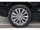 純正20アルミホイールを装着致します。235/55R20