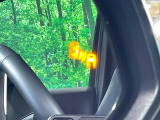 【ブラインドスポットモニター】走行中、ドアミラーの死角になりやすい箇所に後続車が接近するとサイドミラーのレンズに警告を表示!ドライバーに注意喚起をしてくれます。