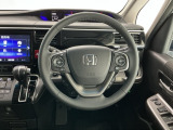 【ハンドル】運転にかかわる様々な操作を安全に行えるように視点移動が少なく操作性に配慮されたスイッチ類が凝縮されたコックピットです。