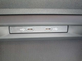 USB「タイプC」のポートが2つ付いております!携帯電話の充電などいざというときにあると便利な装備です♪