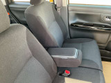 フロントシートにはセンターアームレスト付き、長時間の運転で疲れた腕を乗せてください。