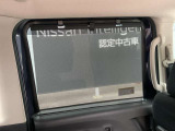 窓からの日差しを遮り、プライバシーの保護などにも役立つロールサンシェード。