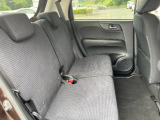 ★セカンドシートアレンジ★ 左右分割式のチップ機構を備えています。荷物の状況に応じて使い分けできます。背の高い荷物も積込みOKです。