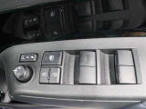 運転席からも操作可能な全席パワーウィンドウが装備されています。