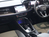 内装はシンプルに使い勝手を考え作られています。お車を運転する感覚をダイレクトに体感して頂けます。室内も広くロングドライブにも快適にお過ごしいただけます。