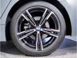 【BMWアロイホイル】軽量かつ強度に拘ったアロイホイル。走行性能ポテンシャルを引き出す設計。車の足元を引き締めてくれる大きなポイントはアロイホイルです。
