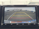 後方の様子と進路の目安を画面で確認でき、駐車時の周囲確認をサポートします。車両の後ろを見ながら位置を把握しやすく、車庫入れや切り返しの際に役立ちます。